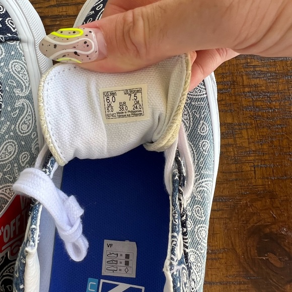 ✨SALE✨ EUC Vans Bandana print sneakers ✨SALE✨ - Picture 9 of 9